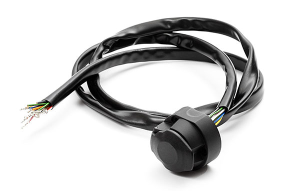 EN svart ihoprullad kabel till dragkroken
